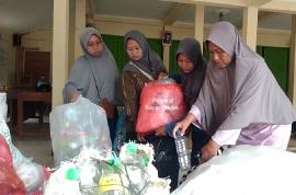 Unik, Emak-emak Berangkat PKK Sambil Bawa Sampah